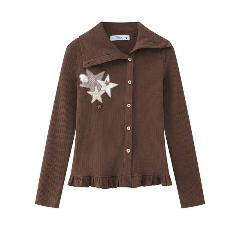 Damen Strickjacke mit Knopfleiste, großem Kragen, Rüschensaum und Stern-Applikationen Echoarchiv