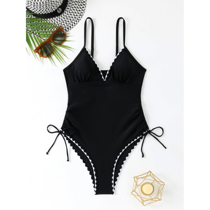 Damen Eleganter und femininer Badeanzug mit verstellbaren Trägern Echo Archiv