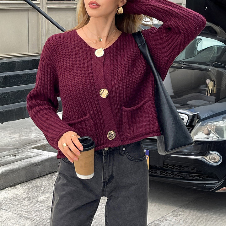 Damen kurz geschnittener Strukturstrick-Cardigan mit großen Goldknöpfen und aufgesetzten Taschen – Veloura