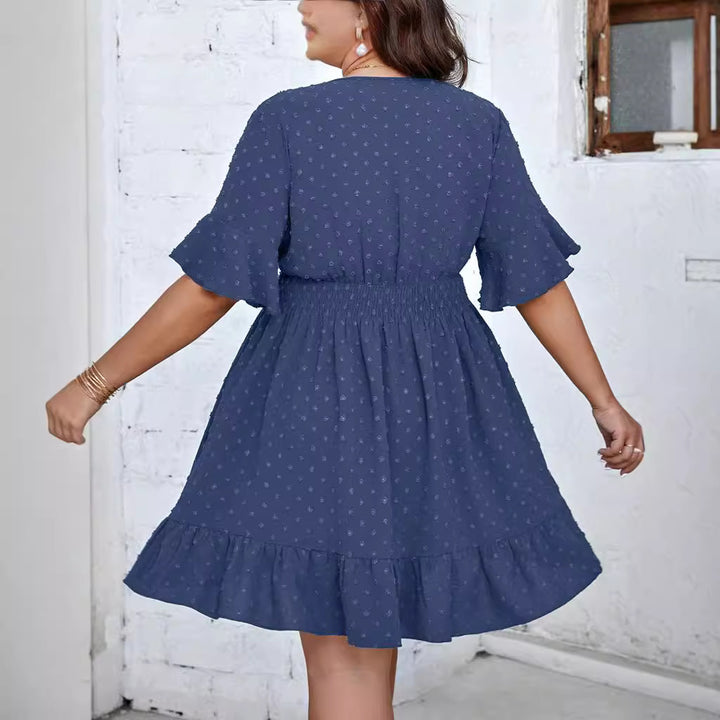 Damen Midikleid mit drapiertem V‑Ausschnitt, Smok-Taillenband und Volantstufen – Élara