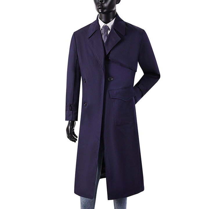 Herren Langmantel im Trenchcoat-Stil mit Sturmklappe, asymmetrischen Taschen und klassischem Revers Echoarchiv