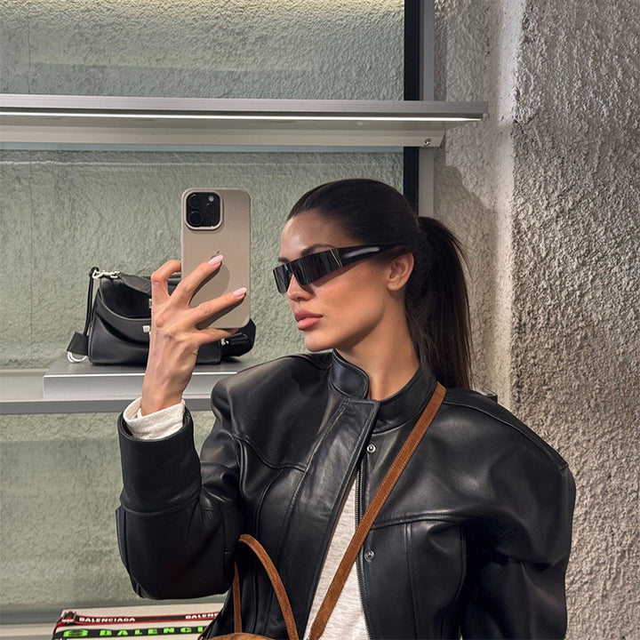 Damen Kurzjacke aus veganem Glattleder mit markanten Schulterpuffern und verdeckter Druckknopfleiste Echo Archiv