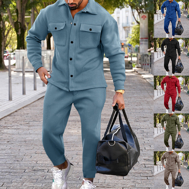 Herren Modischer Freizeitanzug mit stilvollen Brusttaschen und praktischen Details Echoarchiv