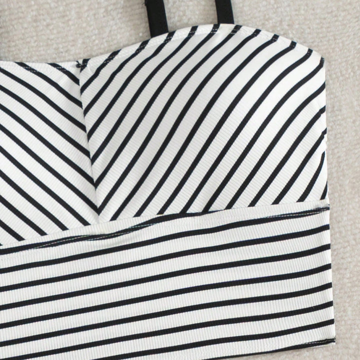 Damen Hochgeschnittener Bikini mit gestreiften Crop-Oberteil Echo Archiv