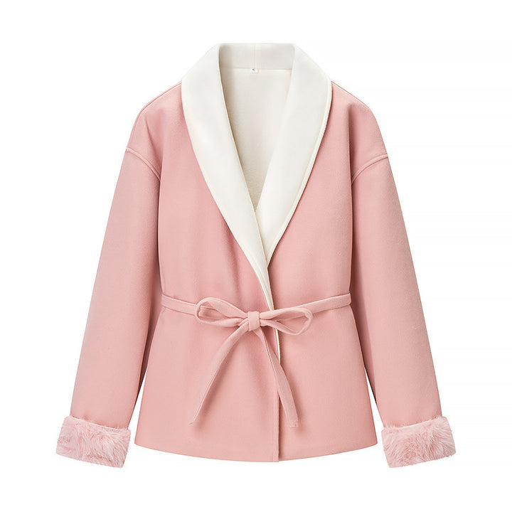 Damen taillierte Kurzjacke mit großzügigem Schalkragen, Bindegürtel und Kunstfellmanschetten – Célinea