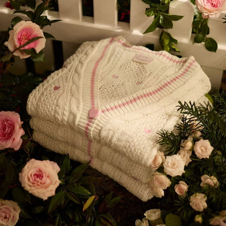 Damen nan grob gestrickter V-Ausschnitt-Cardigan mit Herzapplikationen und dekorativen Herzknöpfen Echo Archiv