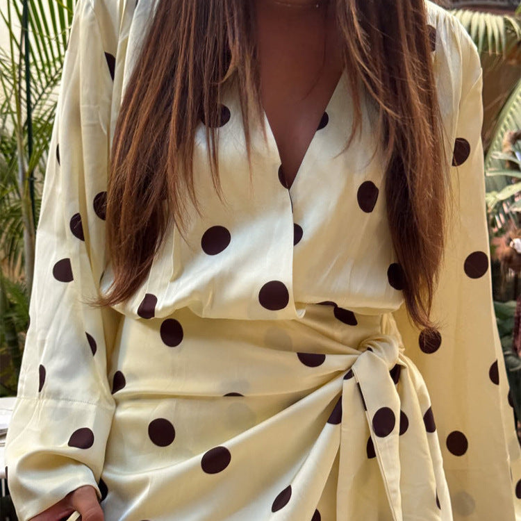 Damen Wickel-Minikleid mit V-Ausschnitt, Glockenärmeln und Polka-Dot-Print Echoarchiv