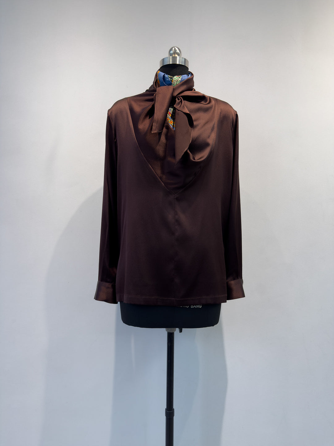 Damen Elegante Satin Kapuzenbluse Echoarchiv