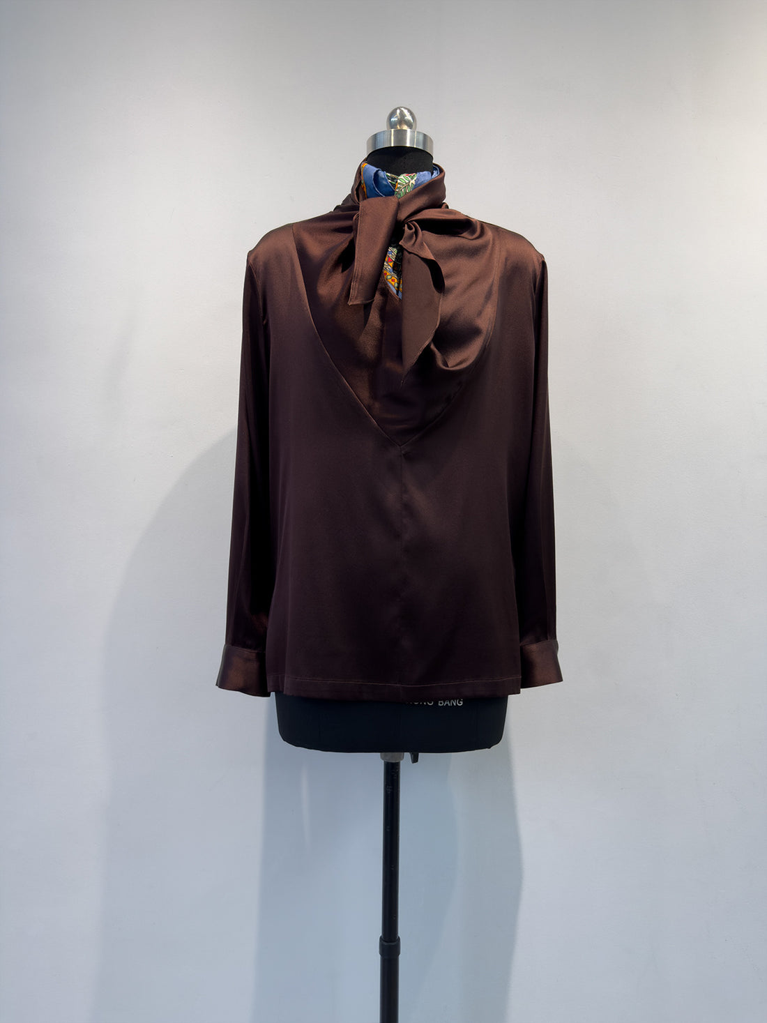 Damen Elegante Satin Kapuzenbluse – Élovi