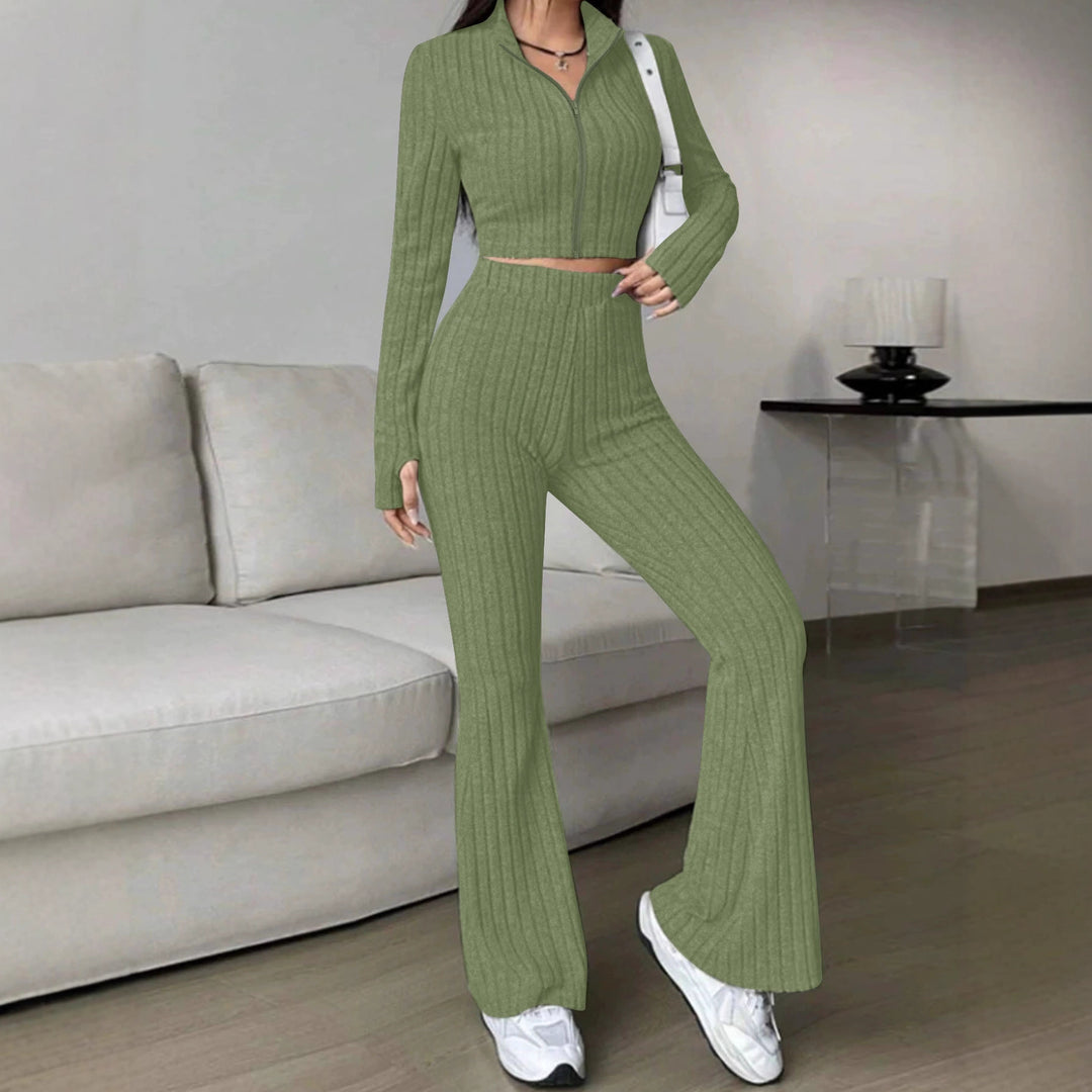 Damen Gerippter Strick-Zweiteiler mit Cropped Reißverschluss-Cardigan und High‑Waist Schlaghose – Élanora