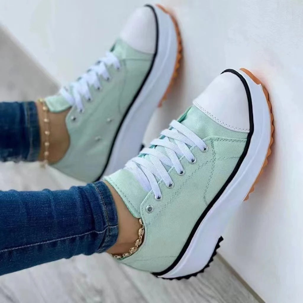Damen Plateau-Sneaker mit Canvas-Obermaterial, verstärkter Zehenkappe und profilierter Gummilaufsohle Echo Archiv