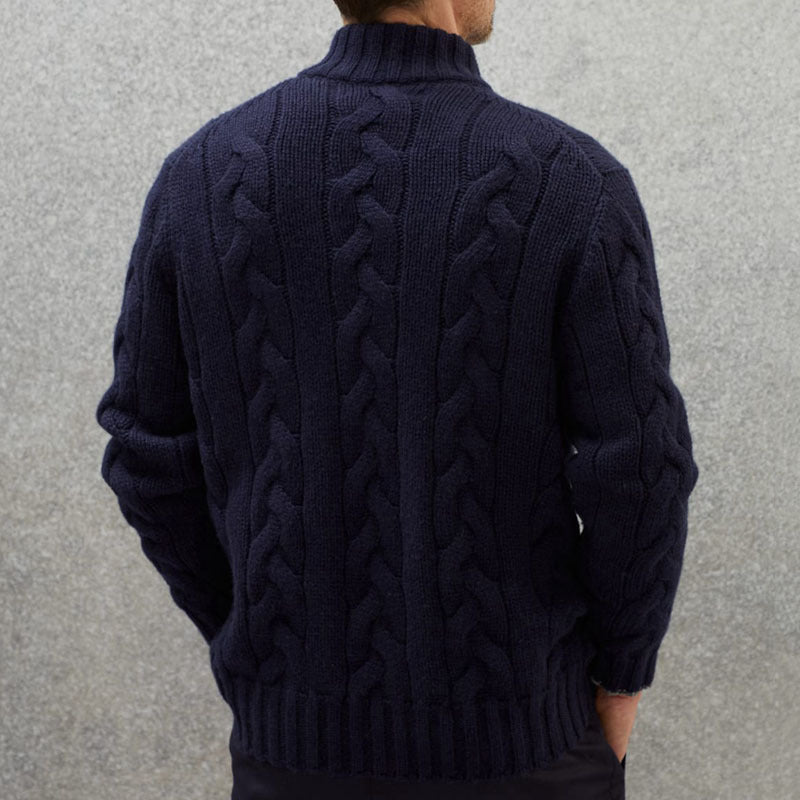 Herren Strickjacke mit dekorativem Zopfdesign und hohem Stehkragen Echoarchiv