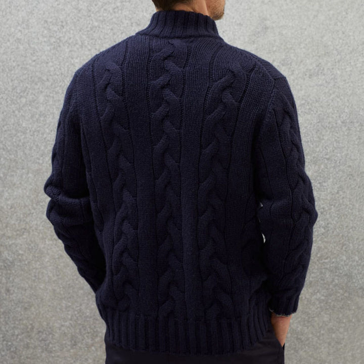 Herren Strickjacke mit dekorativem Zopfdesign und hohem Stehkragen Echoarchiv