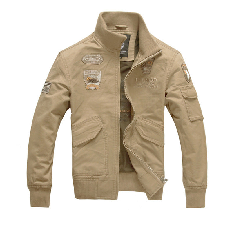 Herren nan Field‑Bomberjacke im Pilotenstil mit gestickten Emblemen, Rippenkragen und multifunktionaler Ärmeltasche Echo Archiv