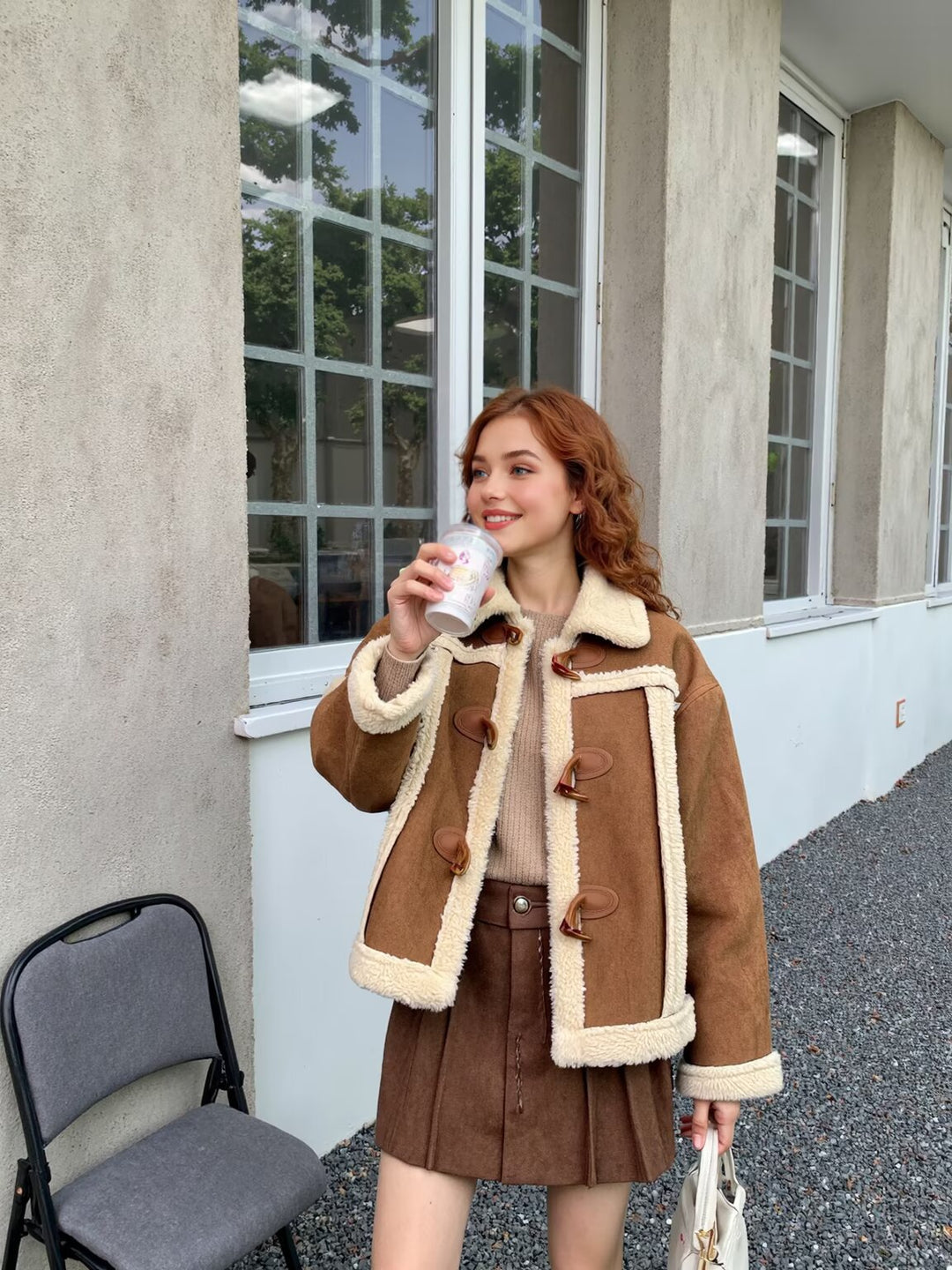 Damen Kurze Lammfelloptik-Jacke im Shearling-Look mit Knebelverschluss und Kontrastbesatz Echoarchiv