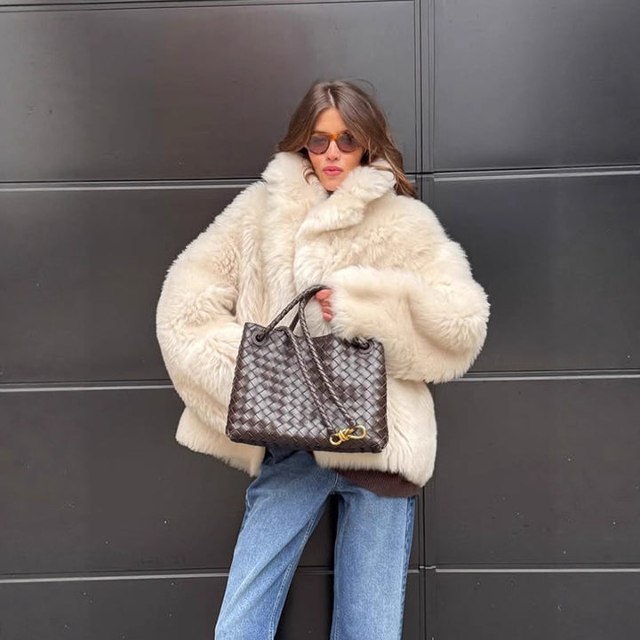 Damen Kurzmantel aus voluminösem Faux‑Fur mit gerundetem Schalkragen und kastiger Silhouette Echoarchiv