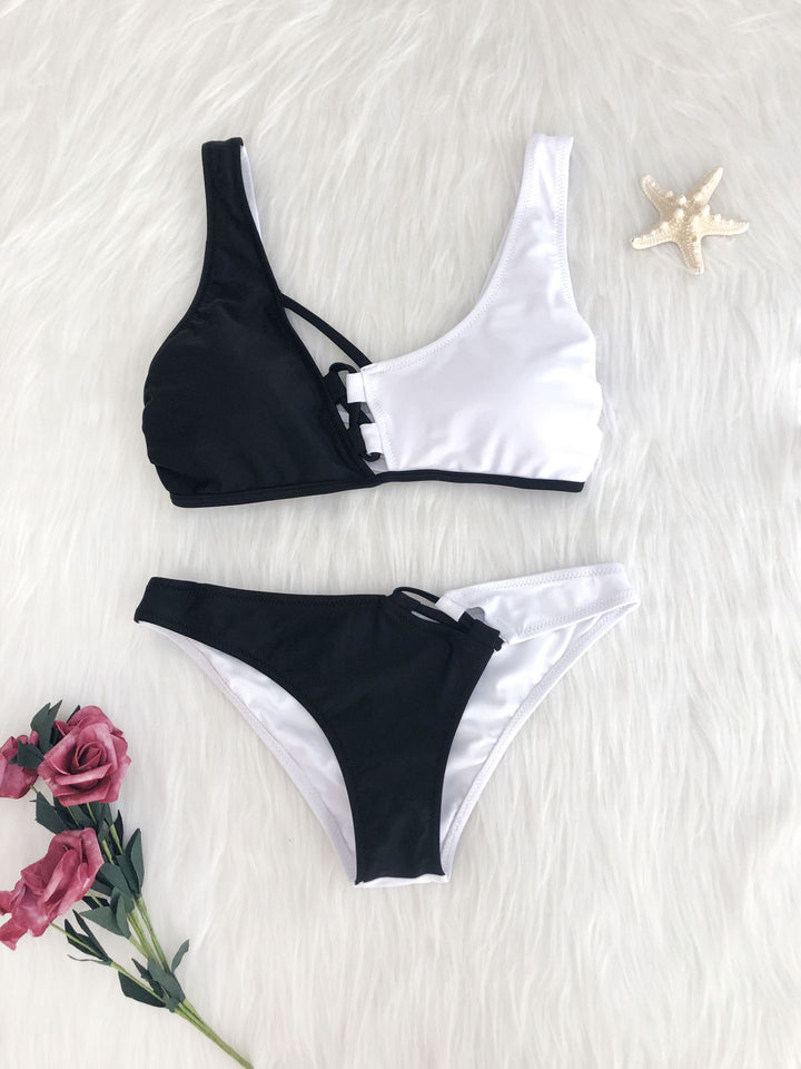 Damen Hochmodernes Bikini-Set mit asymmetrischem Schnitt und Schnürdetails Echo Archiv