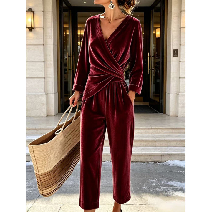 Damen Samt-Jumpsuit mit Wickeloberteil, taillierter Drapierung und weitem knöchellangem Bein Echoarchiv