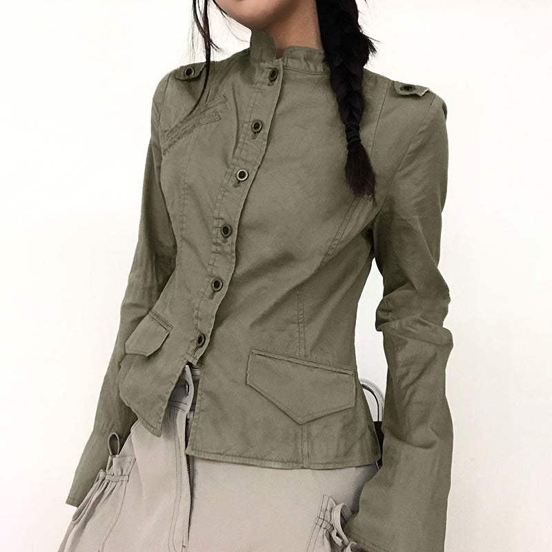 Damen nan taillierte Utility‑Militärjacke mit Stehkragen, Schulterpatten und aufgesetzten Pattentaschen Echo Archiv