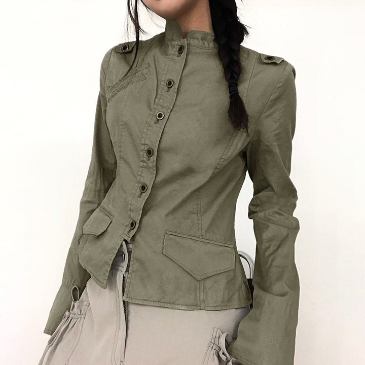 Damen nan taillierte Utility‑Militärjacke mit Stehkragen, Schulterpatten und aufgesetzten Pattentaschen Echo Archiv