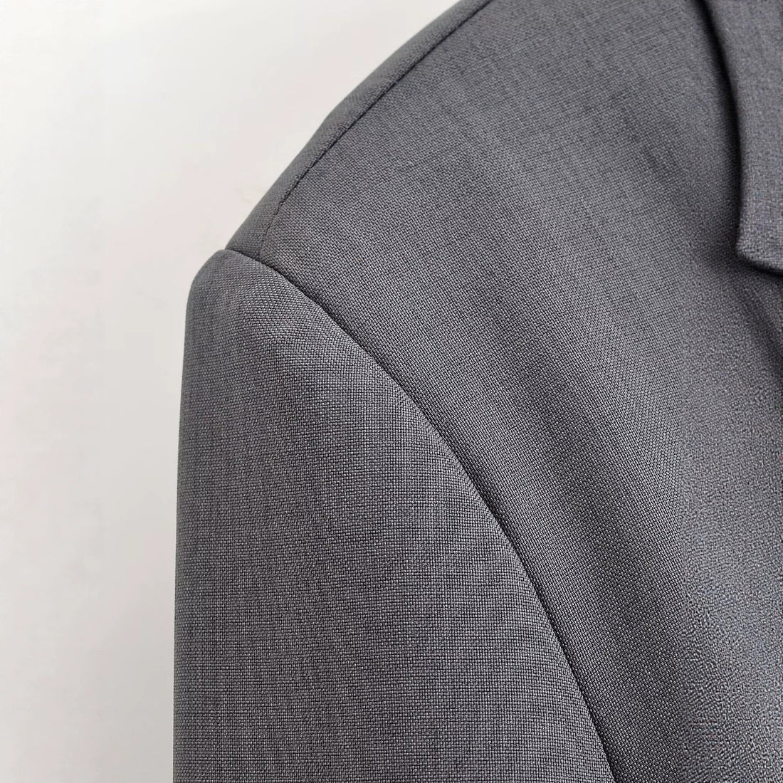 Damen Kurze Jacke mit Stehkragen, dekorativen Froschverschlüssen und boxy Schnitt Echoarchiv