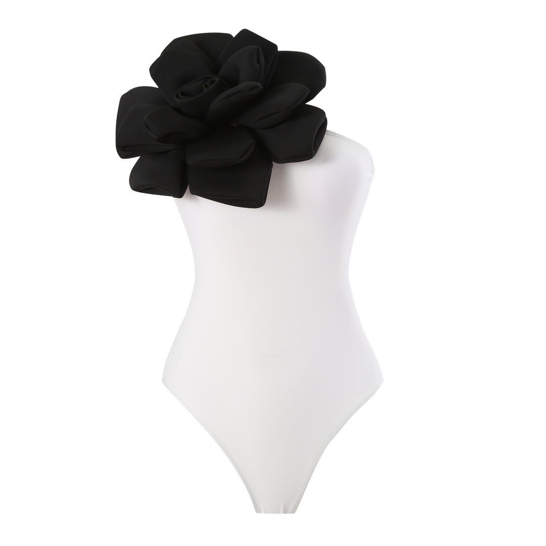 Damen Eleganter Badeanzug mit großem Blumen-Detail und transparentem Überrock Echo Archiv