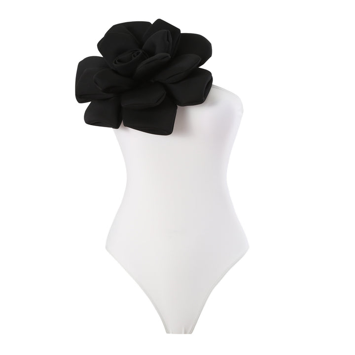 Damen Eleganter Badeanzug mit großem Blumen-Detail und transparentem Überrock Echo Archiv