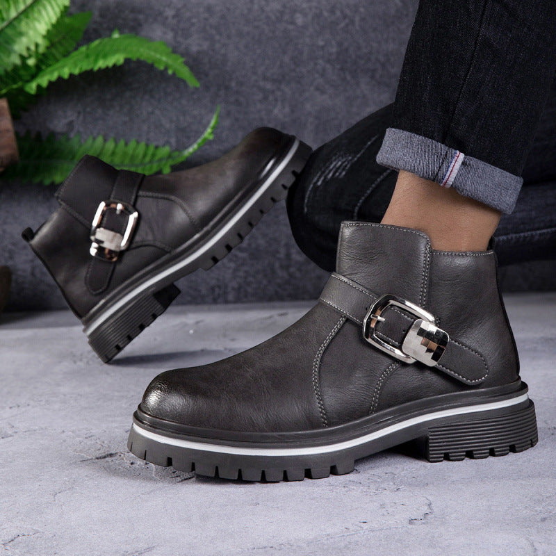 Herren knöchelhohe Lederoptik-Stiefelette mit dekorativer Metallschnalle und profilierter Gummisohle – Tavélo