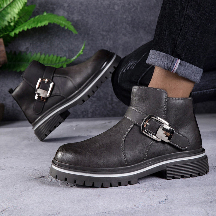 Herren knöchelhohe Lederoptik-Stiefelette mit dekorativer Metallschnalle und profilierter Gummisohle – Tavélo