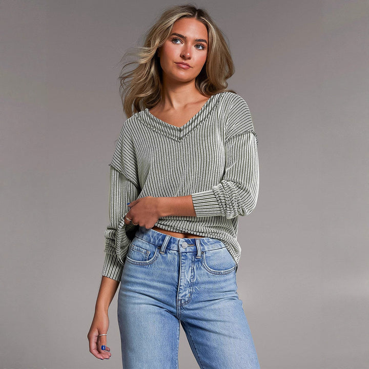 Damen Gestreiftes Feinstrick-Longsleeve mit V-Ausschnitt und dekorativen Kanten – Avérine