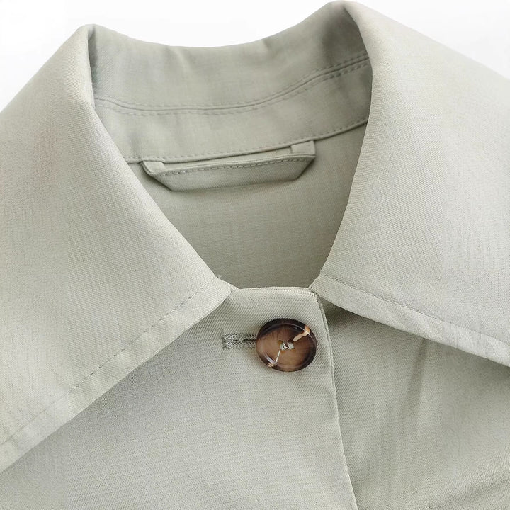 Damen kurzgeschnittene kastige Workerjacke mit Hemdkragen, aufgesetzten Brusttaschen und elastischem Saum Echoarchiv