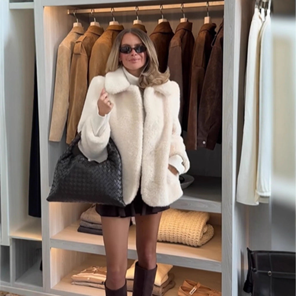 Damen Kurzjacke aus Teddy-Fauxfur mit Oversize-Kragen und Eingrifftaschen Echoarchiv