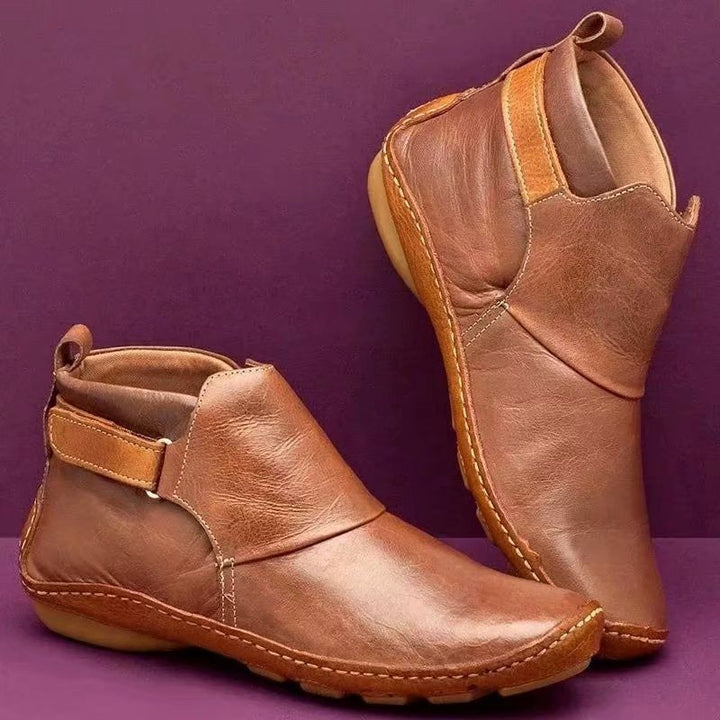 Damen Knöchelhohe Schlupf-Boots aus softem Lederimitat mit verstellbarem Klettriemen und handgenähter Mokassinnaht Echo Archiv