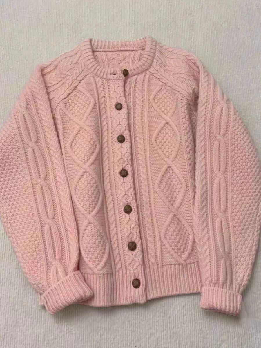 Damen Strick-Cardigan im Aran‑Stil mit Zopf‑ und Perlmuster sowie Holzknopfleiste Echoarchiv