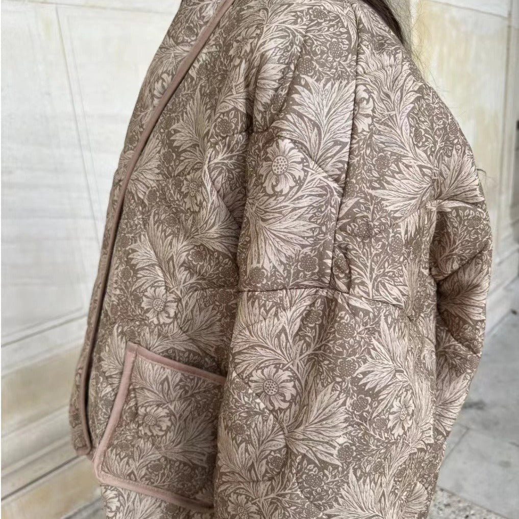 Damen Kurz geschnittene Steppjacke im Vintage-Blumenmuster mit Schalkragen und Kontrastpaspel Echo Archiv