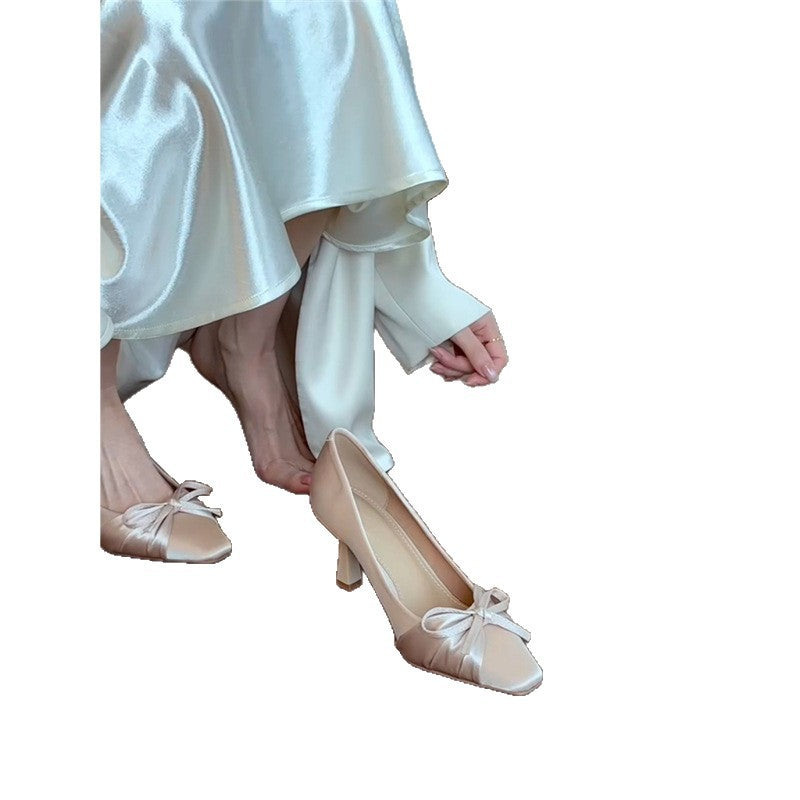 Damen Satin-Pumps mit quadratischer Zehenbox und Schleifen-Detail – Lioré