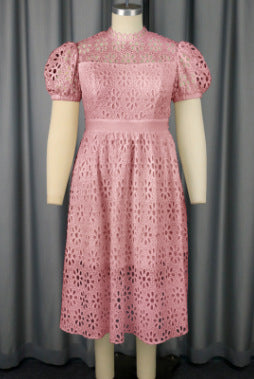 Damen Elegantes Kleid mit Blumenbordüren und Puffärmeln Echo Archiv