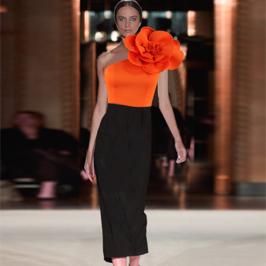 Damen figurbetontes Kleid mit asymmetrischem Blumenakzent Echo Archiv