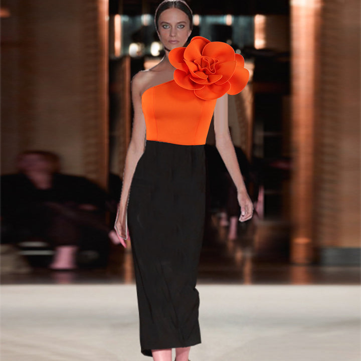 Damen figurbetontes Kleid mit asymmetrischem Blumenakzent Echo Archiv