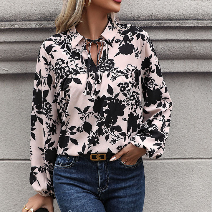 Damen Fließende Viskose-Bluse mit floralem Print, Krawattenkragen und geraffter Passe Echoarchiv