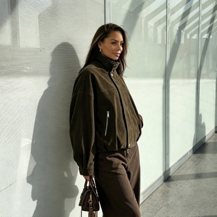 Damen Boxy-Suede-Bomberjacke mit hohem Stehkragen und elastischem Saum Echoarchiv