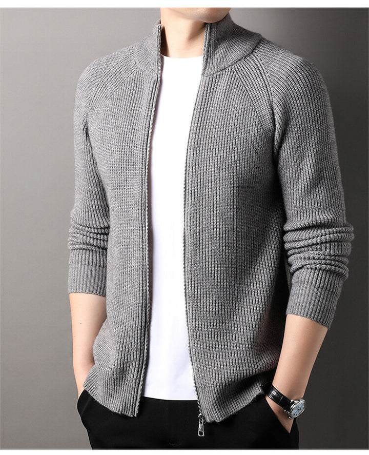Herren Strickjacke mit hohem Kragen und unauffälligem Reißverschluss Echoarchiv