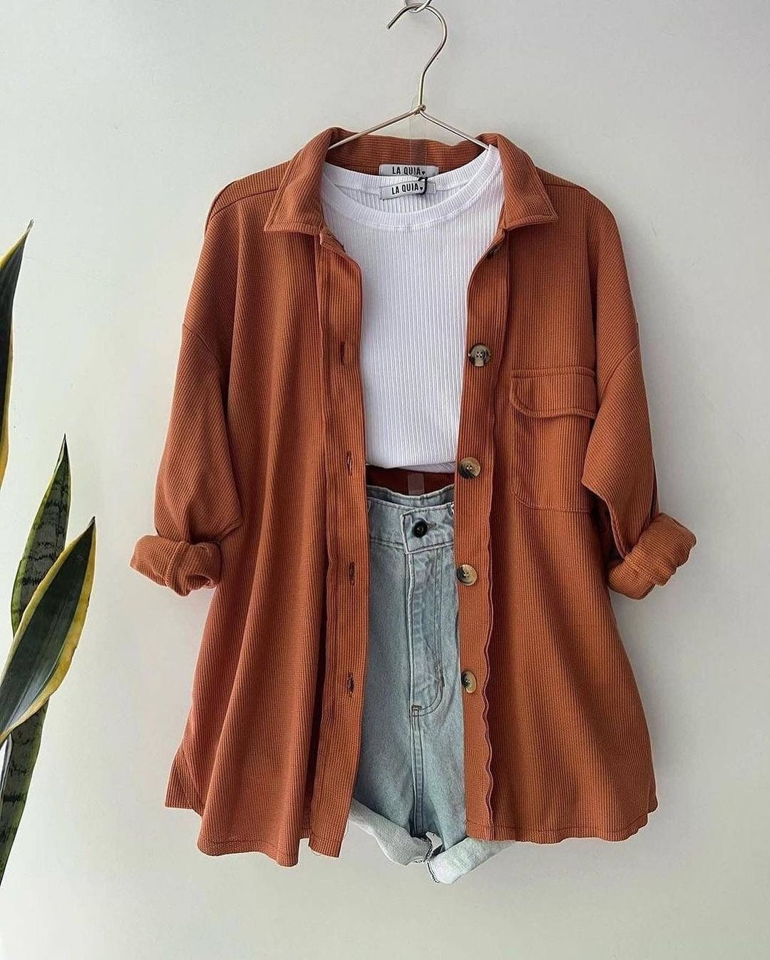 Damen Oversized Cordhemdjacke aus Breitcord mit Brusttasche und Holzknöpfen Echoarchiv