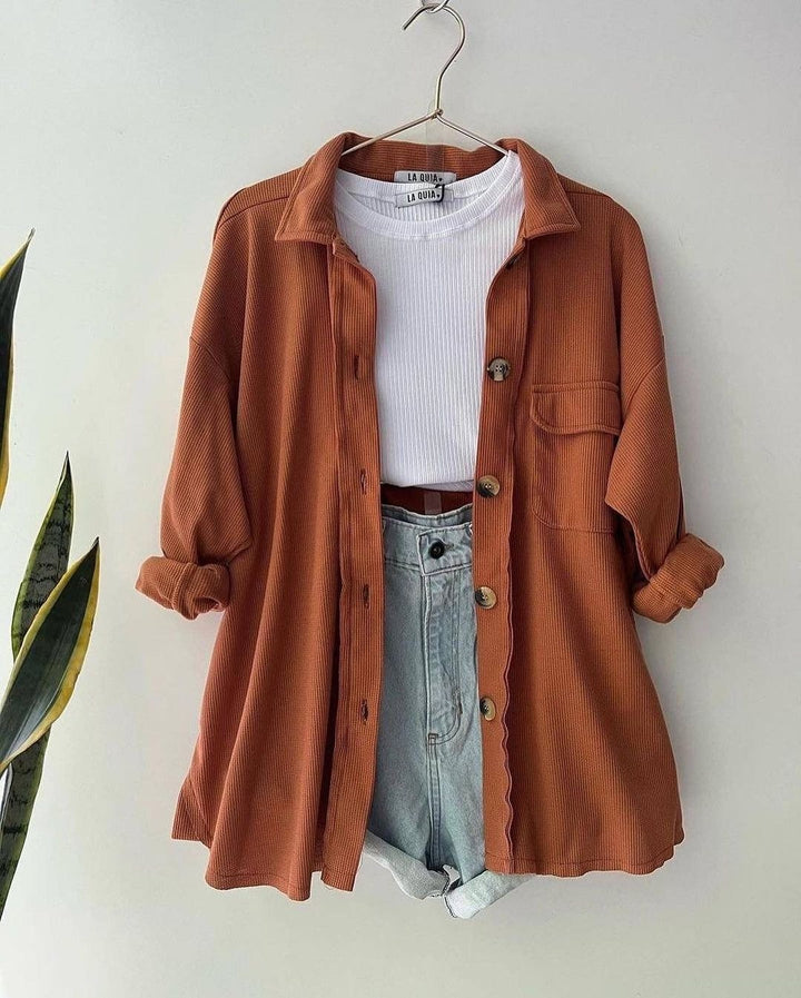 Damen Oversized Cordhemdjacke aus Breitcord mit Brusttasche und Holzknöpfen Echoarchiv