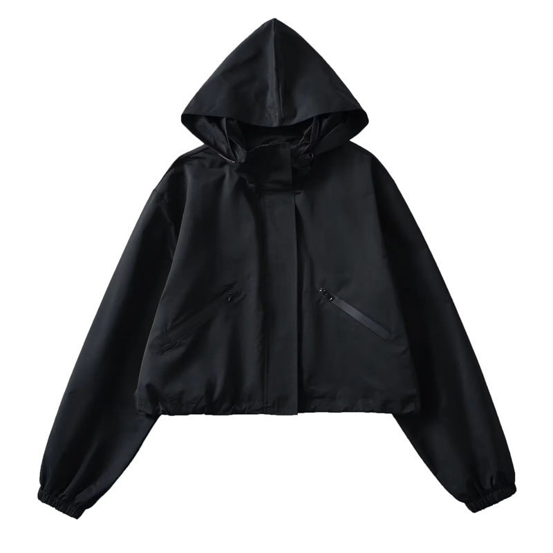 Damen Cropped Regenjacke mit Kapuze, wasserabweisender Tech‑Qualität und schrägen Reißverschlusstaschen Echo Archiv