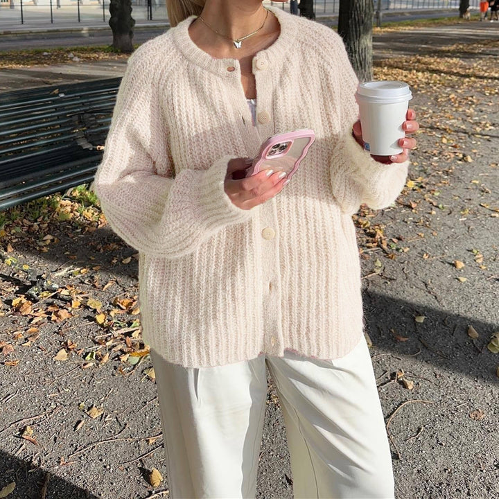 Damen Oversize Mohair-Effekt Strickjacke mit Rippenstruktur und Rundhalsausschnitt – Veloura