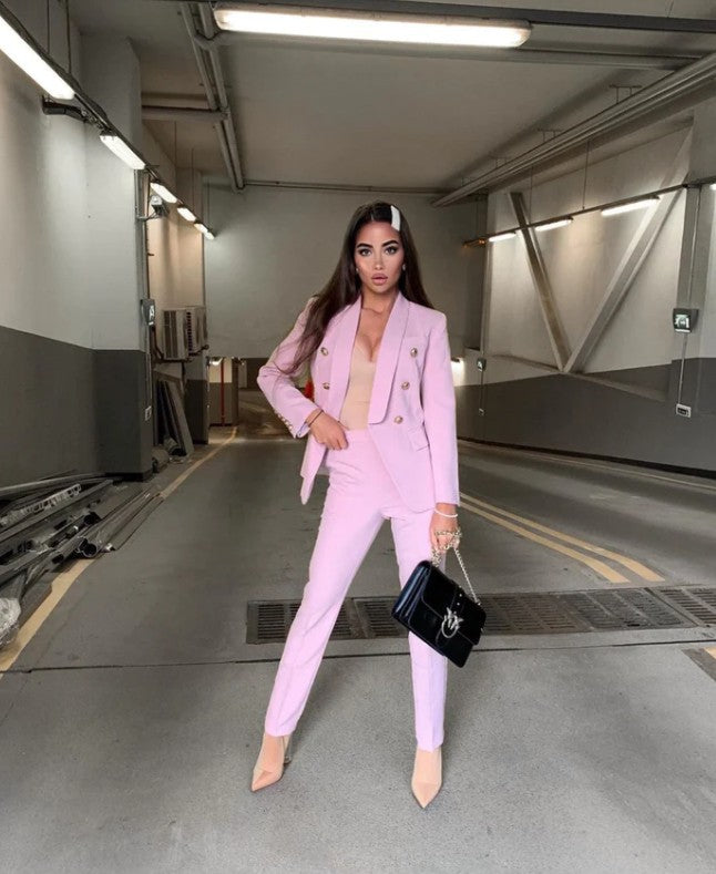 Damen Taillierter Hosenanzug mit tiefem Revers, Slim-Hose und goldenen Zierknöpfen – Avélisse