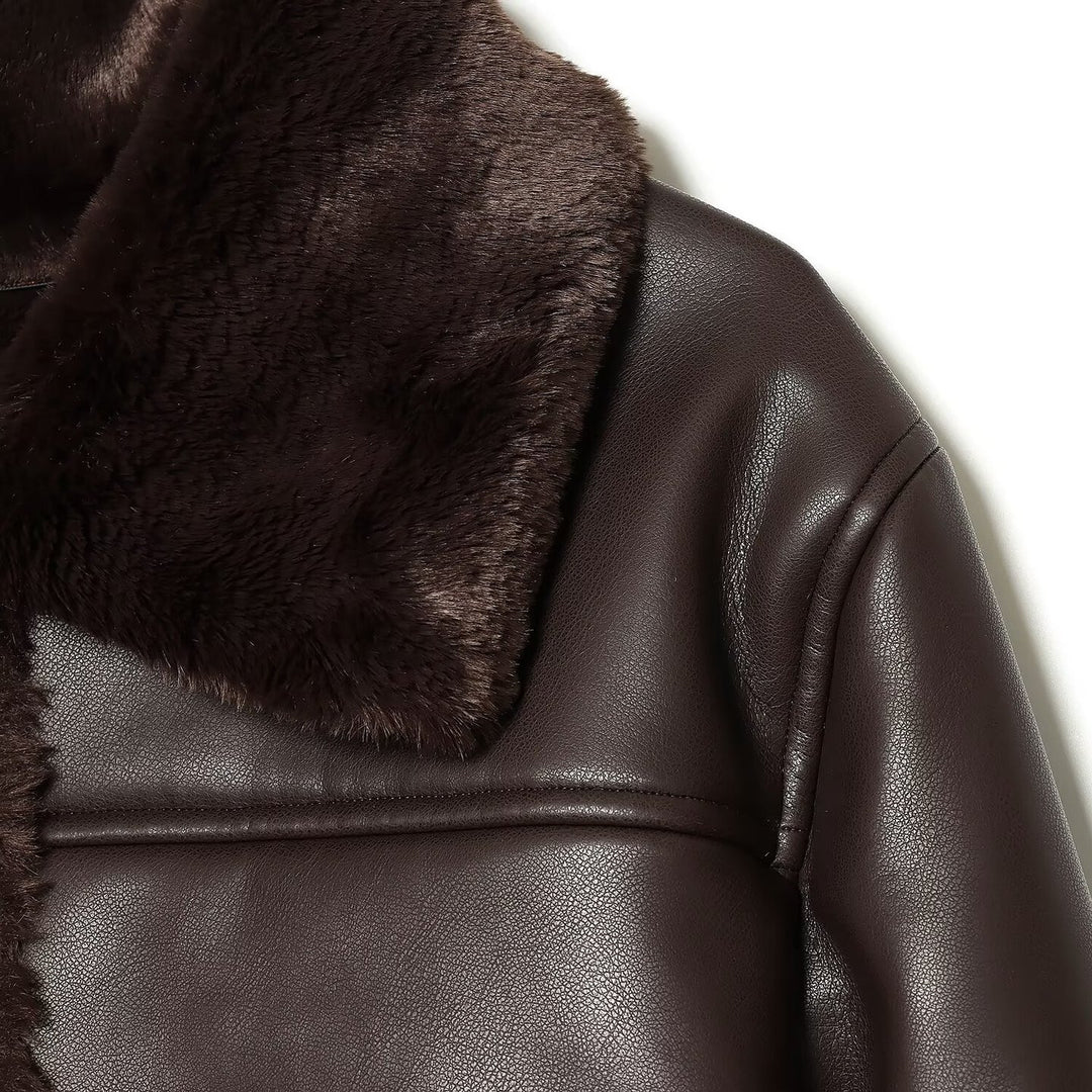 Damen Kurze wattierte Kunstlederjacke mit Teddy-Futter, Fellkragen und aufgesetzten Pattentaschen Echo Archiv