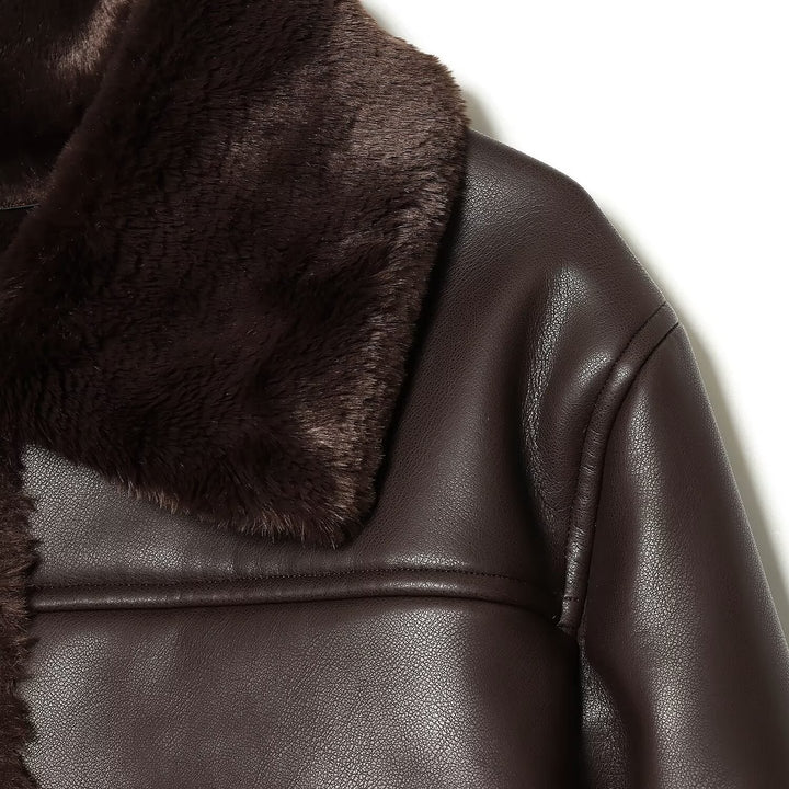 Damen Kurze wattierte Kunstlederjacke mit Teddy-Futter, Fellkragen und aufgesetzten Pattentaschen Echo Archiv