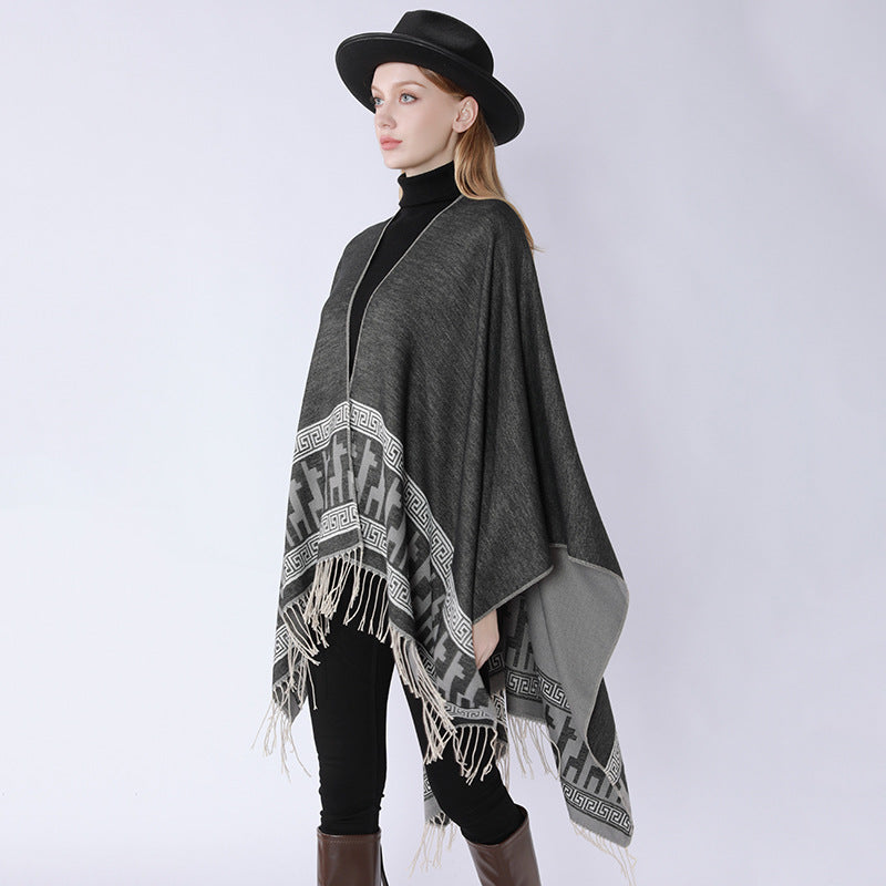 Damen Capeponcho aus feinem Wollmix mit ornamentaler Bordürenkante und Zipfelrand – Montévia